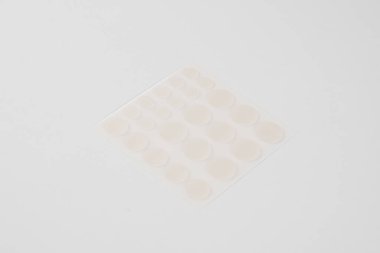 Beyaz arka planda sivilceler için yuvarlak yamalar. Sivilce ve rosacea tedavisi için sivilce bantları. Yüz gençleştirme, kozmetolojiyi temizleme.