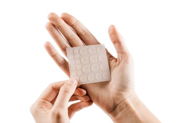 Sivilceler için beyaz arka planda yuvarlak yamalar. Sivilce ve rosacea tedavisi için sivilce bantları. Yüz gençleştirme, kozmetolojiyi temizleme.