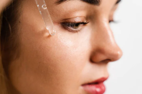Chica Gotea Suero Facial Mejilla Para Tratamiento Del Acné Alisamiento —  Fotos de Stock