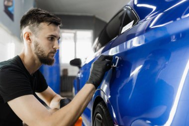 Arabayı çiziklerden korumak için nano seramik koruyucu palto kullanıyorum. Otomobil servisinin detaylandırılmasında sünger kullanılarak seramik katman uygulanması işlemi
