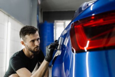 Arabayı çiziklerden korumak için nano seramik koruyucu palto kullanıyorum. Otomobil servisinin detaylandırılmasında sünger kullanılarak seramik katman uygulanması işlemi
