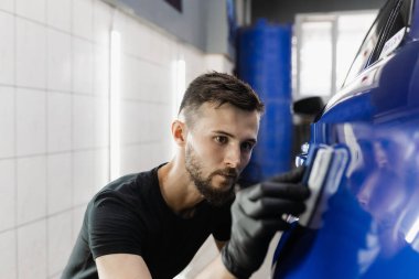 Arabayı çiziklerden korumak için nano seramik koruyucu palto kullanıyorum. Otomobil servisinin detaylandırılmasında sünger kullanılarak seramik katman uygulanması işlemi