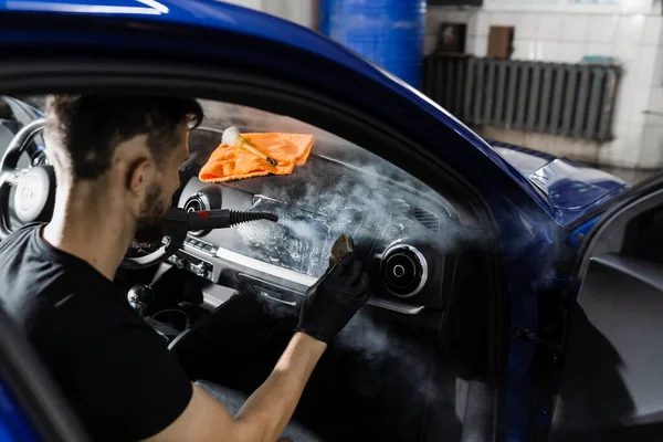 蒸気を使用して車の中で泡や洗剤のクリーニングインテリア 自動車清掃サービスの清掃車の中の労働者 車内詳細 — ストック写真
