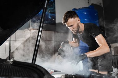 Su ve kimyasal deterjan ile yıkandıktan sonra arabanın motorunu kurutma işlemi. Topraktan ve tozdan temizleme motoru