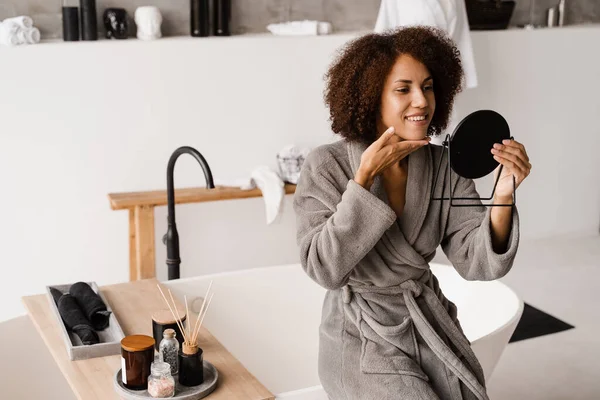 Afrikalı Kız Aynada Suratındaki Sivilcelere Bakıyor Banyodaki Afrikalı Amerikalı Kadının — Stok fotoğraf