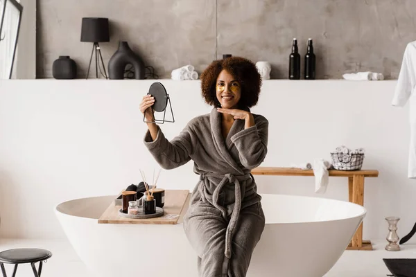 Banyodaki Aynaya Altın Göz Bantlı Afrikalı Kız Bakıyor Afro Amerikan — Stok fotoğraf