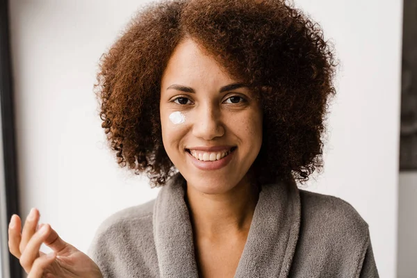Afroamerikansk Kvinna Badrock Applicerar Rengörings Och Föryngringskräm Ansiktet Afrikansk Flicka — Stockfoto