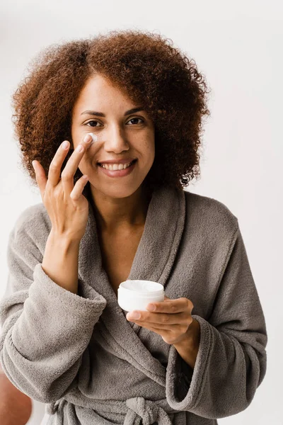 Mujer Afroamericana Albornoz Con Crema Hidratante Facial Haciendo Rutina Belleza — Foto de Stock