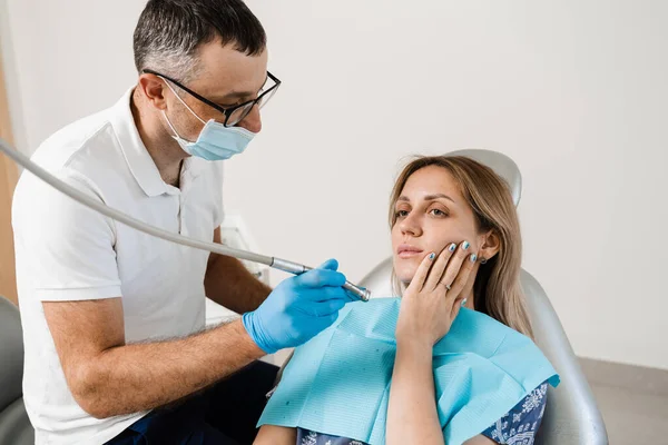 Mulher Atraente Com Medo Dentista Dentista Consulta Uma Rapariga Assustada — Fotografia de Stock
