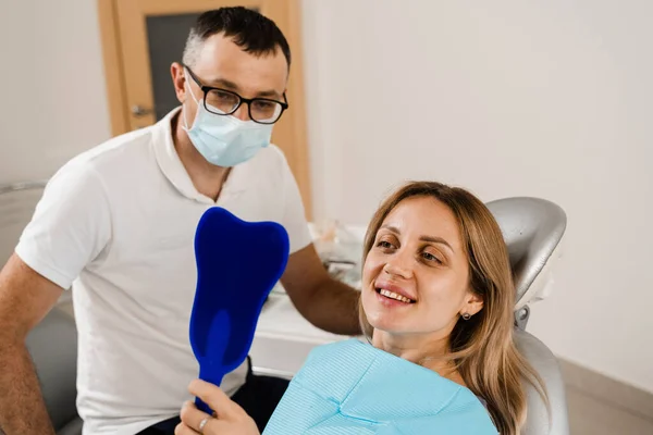 Consultation Avec Dentiste Dentisterie Traitement Des Dents Une Femme Qui — Photo