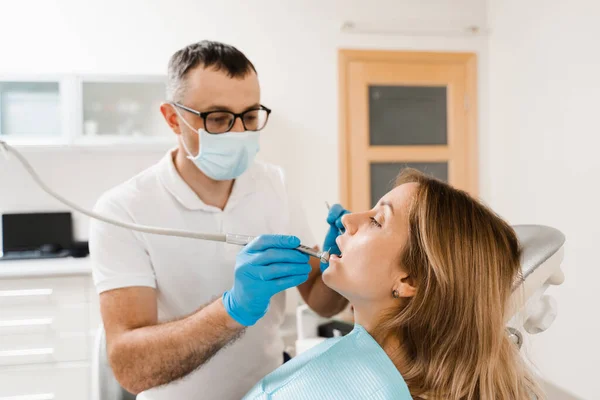 Dentysta Wiertarką Dentystyczną Traktuje Kobietę Klinice Stomatologicznej Wypełnienie Stomatologiczne Dla — Zdjęcie stockowe