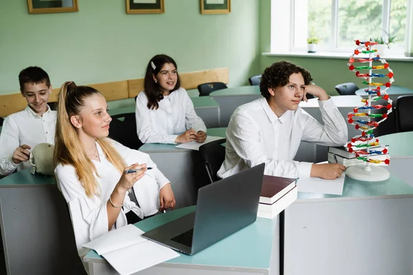 Schulkinder Biologieunterricht Der Schule Mit Dna Modell Auf Dem Tisch — Stockfoto