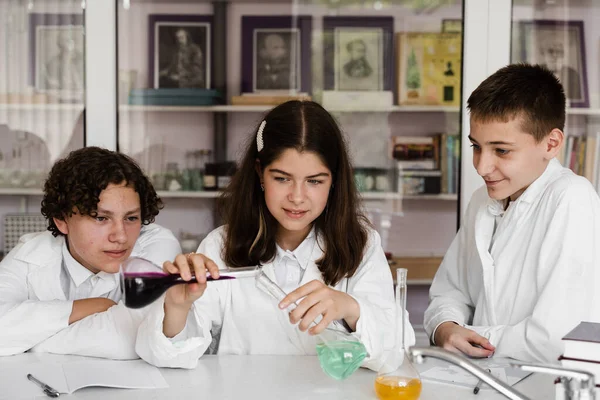 School Education Cheerful Classmates Chemistry Lesson Hold Flasks Liquid Experiments — 스톡 사진