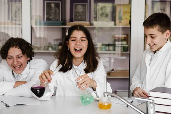 Education Chemical Experiments Chemistry Lesson School Children Classmates Making Experiments — Foto de Stock