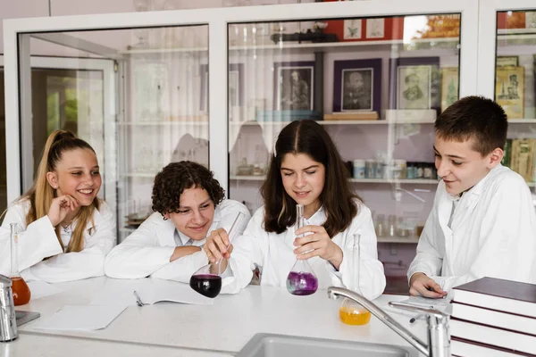 Education Chemical Experiments Chemistry Lesson School Children Classmates Making Experiments — Foto Stock
