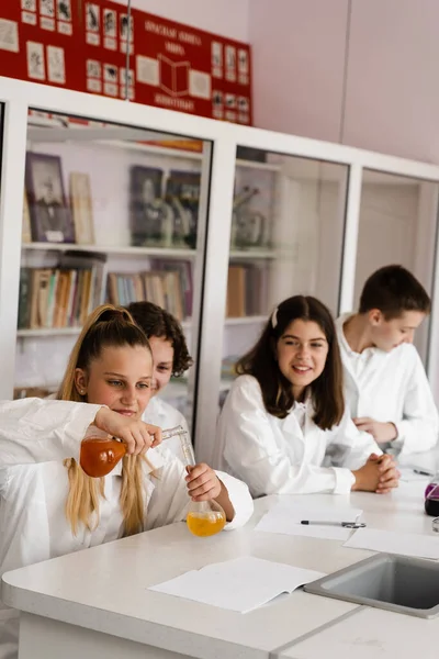 Školní Vzdělání Veselí Spolužáci Hodině Chemie Drží Baňky Tekutinou Pro — Stock fotografie