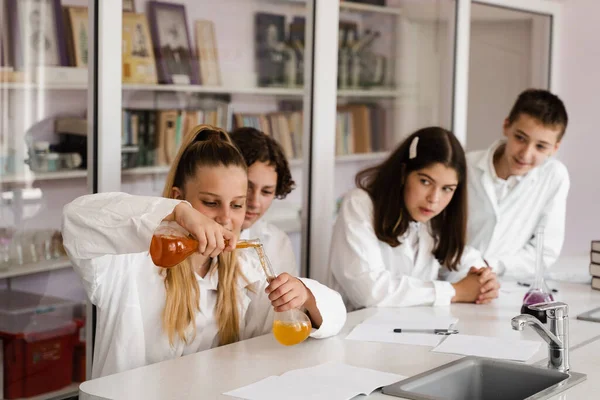 Εκπαίδευση Χημικά Πειράματα Μάθημα Χημείας Στο Σχολείο Παιδιά Συμμαθητές Κάνουν — Φωτογραφία Αρχείου