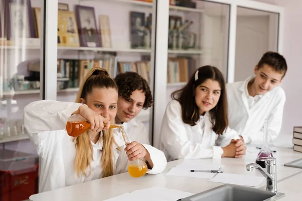 Chemistry Lesson Schoolgirl Classmates Holds Flask Experiments Smiles Laboratory School — Stock fotografie