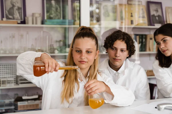 Education Chemical Experiments Chemistry Lesson School Children Classmates Making Experiments — Stock fotografie