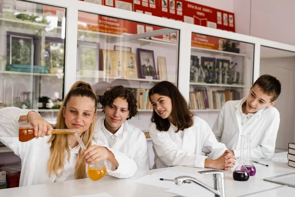 Урок Химии Школьница Одноклассники Проводят Лаборатории Фляжку Экспериментов Улыбок Школьное — стоковое фото