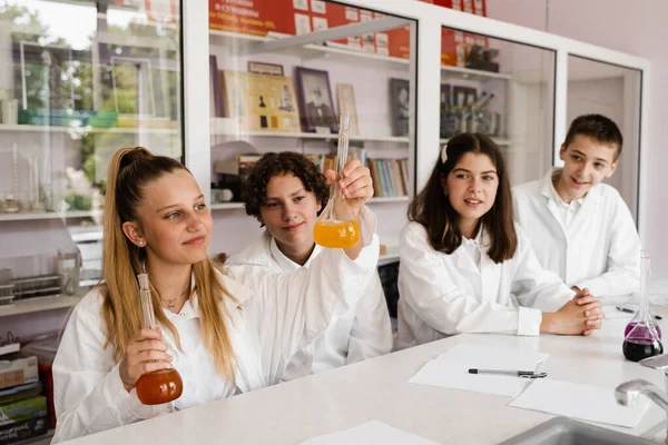 Μάθημα Χημείας Μαθήτρια Και Συμμαθήτριες Κρατούν Φλασκί Για Πειράματα Και — Φωτογραφία Αρχείου