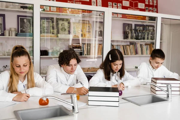 Lekcja Chemii Laboratorium Szkole Uczniowie Piszą Pracę Domową Uśmiechają Się — Zdjęcie stockowe