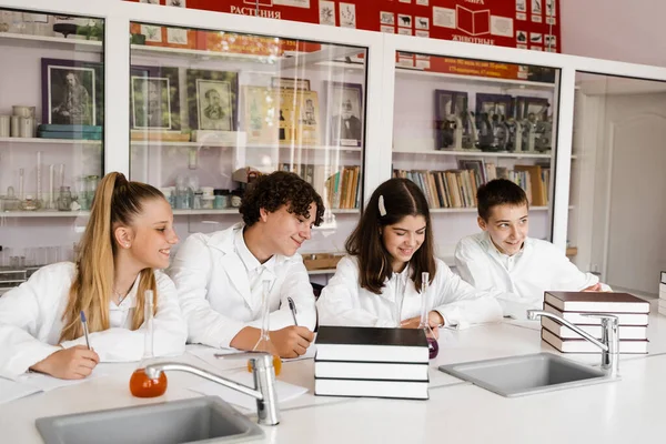 Lekcja Chemii Laboratorium Szkole Uczniowie Piszą Pracę Domową Uśmiechają Się — Zdjęcie stockowe