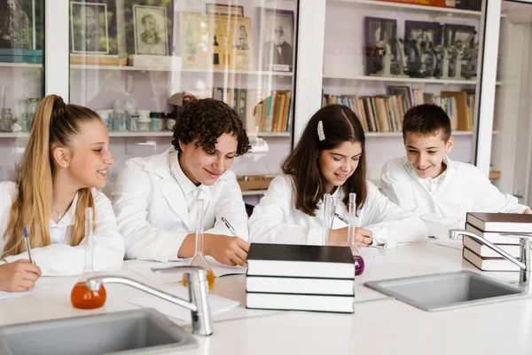 Clases Química Laboratorio Escuela Alumnos Escribiendo Tareas Sonriendo Divirtiéndose Juntos —  Fotos de Stock