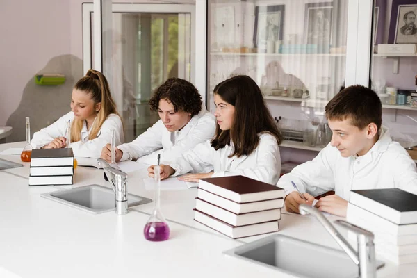 Chemiestunde Labor Der Schule Schüler Schreiben Hausaufgaben Lächeln Und Haben — Stockfoto