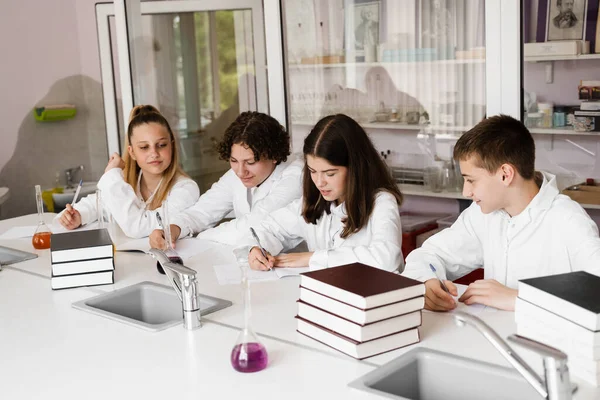 Chemiestunde Labor Der Schule Schüler Schreiben Hausaufgaben Lächeln Und Haben — Stockfoto