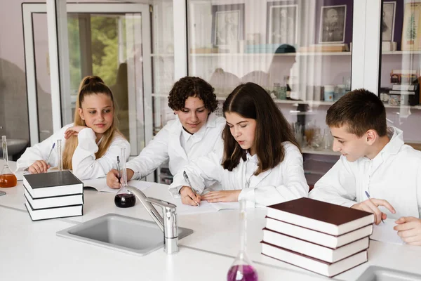 Schulbildung Fröhliche Klassenkameraden Halten Chemieunterricht Fläschchen Mit Flüssigkeit Für Experimente — Stockfoto