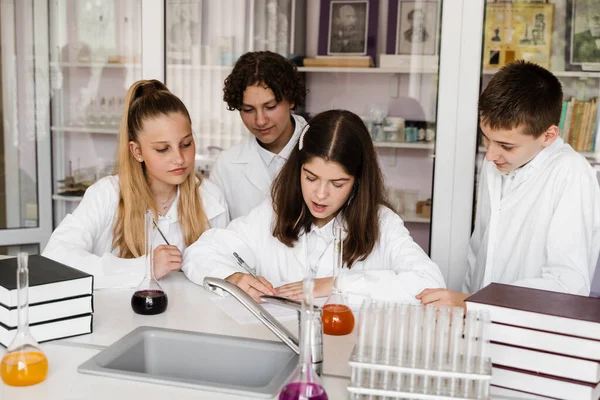 Discussion Teacher Chemistry Lesson Laboratory Group Classmates Discussing Chemistry Experiments — Zdjęcie stockowe