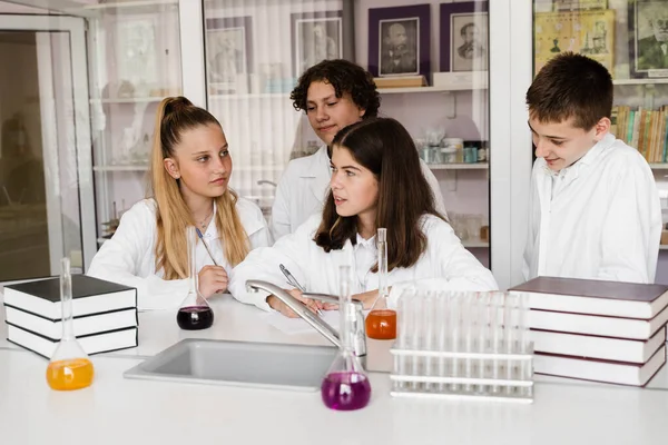 Diskuse Učitelem Hodině Chemie Laboratoři Skupina Spolužáků Diskutuje Škole Experimentech — Stock fotografie