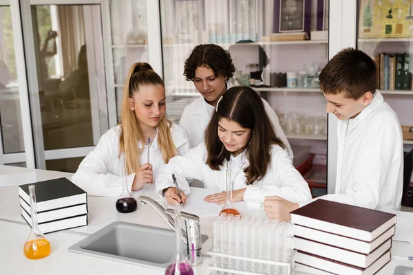 School Education Cheerful Classmates Chemistry Lesson Hold Flasks Liquid Experiments — Φωτογραφία Αρχείου