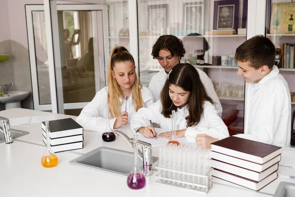 Diskussion Mit Einem Lehrer Während Einer Chemiestunde Einem Labor Klassenkameraden — Stockfoto