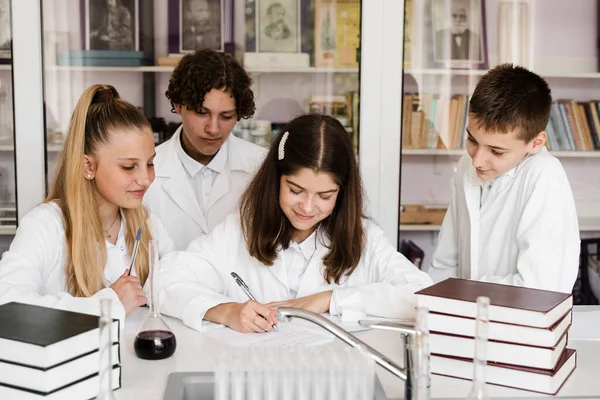 Discussion Teacher Chemistry Lesson Laboratory Group Classmates Discussing Chemistry Experiments — Zdjęcie stockowe