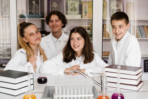 School Education Cheerful Classmates Chemistry Lesson Hold Flasks Liquid Experiments — Zdjęcie stockowe