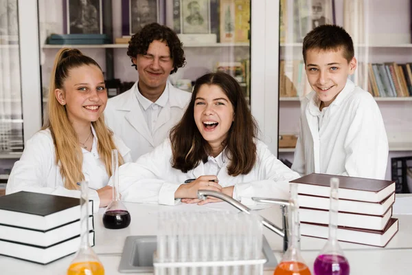 School Education Cheerful Classmates Chemistry Lesson Hold Flasks Liquid Experiments — Stock fotografie