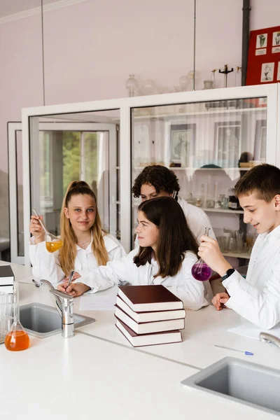 Sınıftaki Kimya Dersinde Okuyan Öğrenciler Öğrenciler Defterine Yazıyorlar Deney Yapmak — Stok fotoğraf