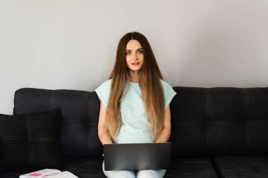 Diz üstü bilgisayarı olan zeki bir öğrenci evdeki dil okulunda İngilizce okuyor. Çekici genç kadın öğretmeniyle video iletişimi dersi alıyor.