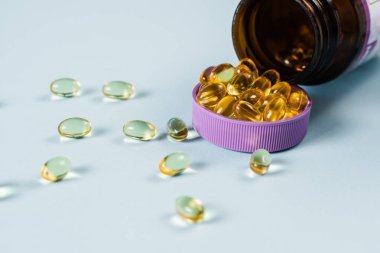Plastik kavanozda Omega-3 'ün biyolojik olarak aktif besin takviyeleri. Sağlıklı kemikleri inşa etmek ve korumak için D vitamini