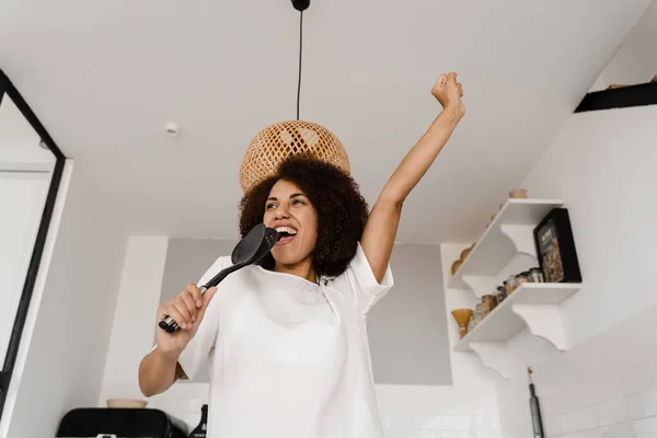 Ama Casa Afroamericana Delantal Cantando Con Espátulas Para Cocinar Micrófono — Foto de Stock