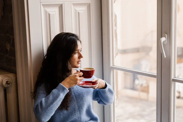 Wesoła Młoda Kobieta Pije Kawę Restauracji Patrzy Przez Okno Szczęśliwa — Zdjęcie stockowe