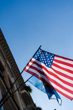 ABD ve Avrupa Birliği bayrakları Birleşik Devletler Büyükelçiliği binası üzerine