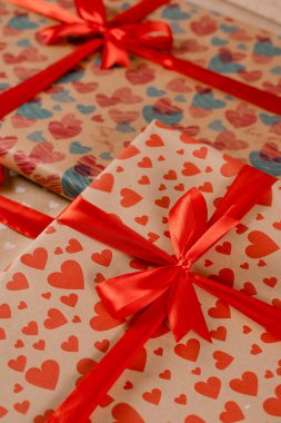 Kalp süsü, kırmızı fiyonk ve ipek kurdeleye aşık çiftler için romantik sevgililer günü hediye kutusu