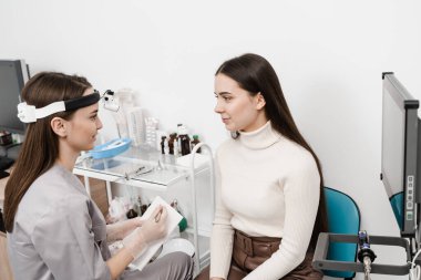 KBB doktoru nefes almakta zorlanan hastaları açıklıyor. Bir tıp kliniğinde otolargologla kadın danışmanlığı.