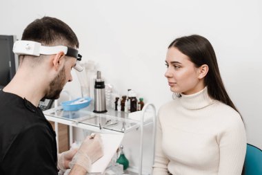 Kulak, boğaz ve burnun sağlık durumunu incelemek için KBB doktorunu ziyaret ediyorum. Bir tıp kliniğinde otolargologla kadın danışmanlığı.