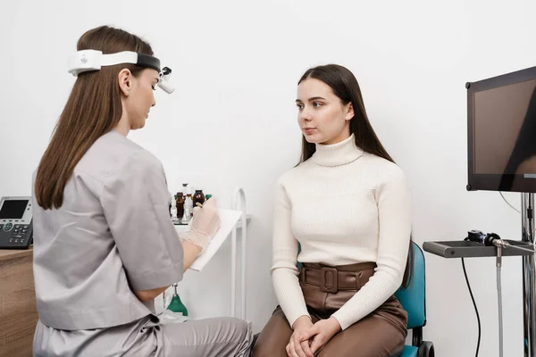 Mujer Visita Médico Otorrinolaringólogo Consulta Sobre Endoscopia Nariz Para Mujer — Foto de Stock