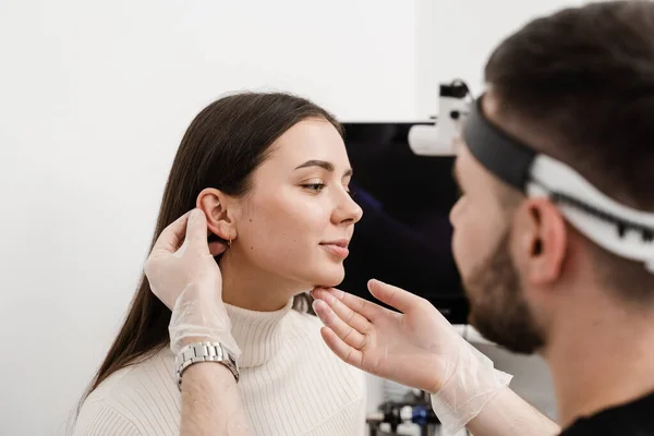 Otoplasty Ear Surgery Surgeon Doctor Examines Girl Ears Otoplasty Cosmetic — Foto de Stock