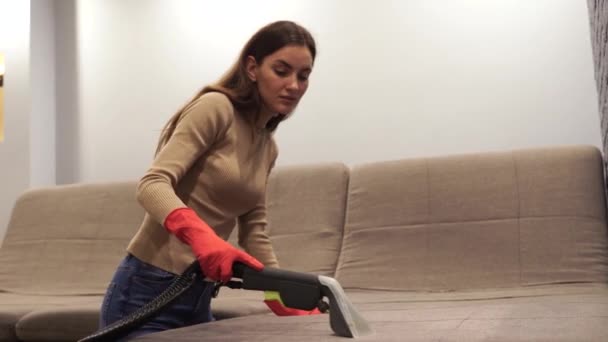 Video Cleaner Girl Cleaning Couch Extractor Machine Dry Clean Upholstered — Stockvideo
